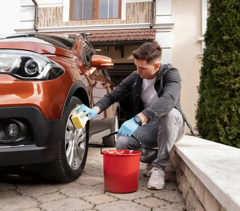 Lavage auto à domicile Prades-sur-Vernazobre : professionnel intervenant sur un véhicule